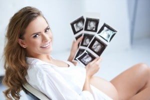 donna in gravidanza con immagini ecografiche