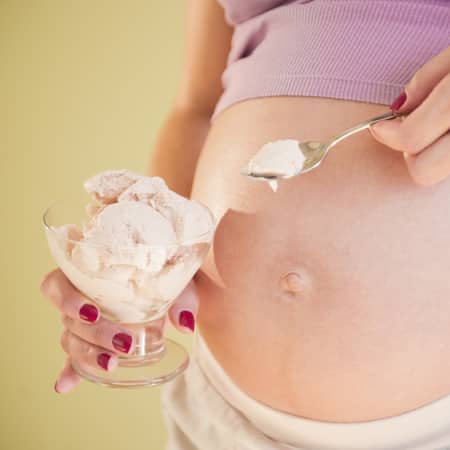 donna in gravidanza che mangia il gelato