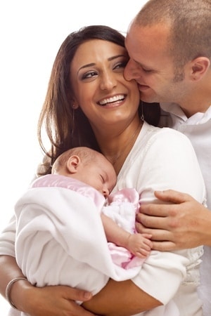 famiglia con padre, madre e neonato